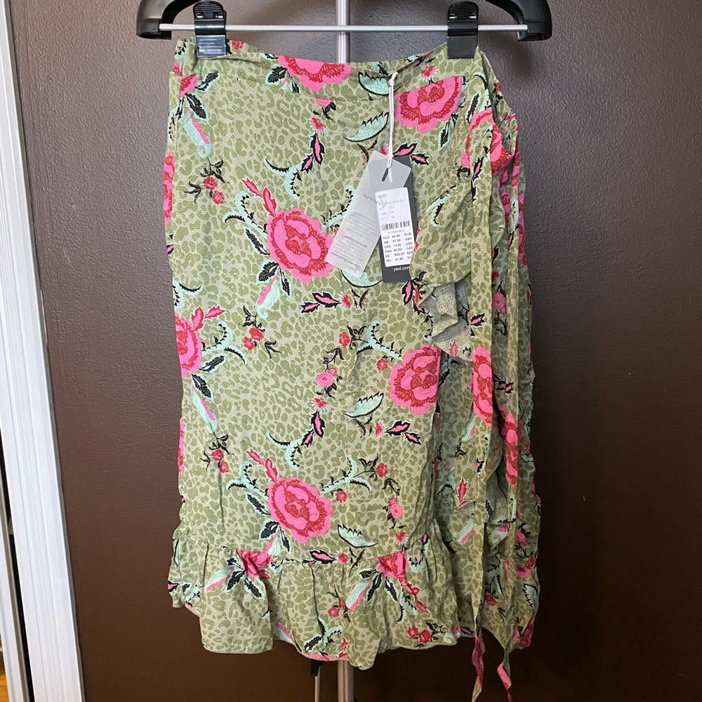 YEST floral skirt size 14 NWT